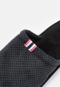 Pier One Chaussons Prix Bradés Rond Homme -Pier One 0379114a66bd48d881979d3d1b73626d