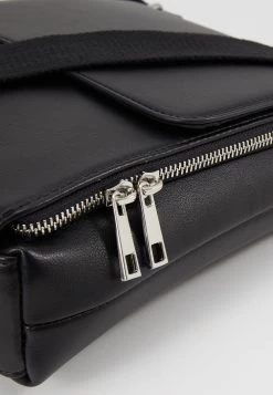 Pier One Sac Bandoulière Promos Sacs Fermoir Aimanté Homme -Pier One 08e05ba149b84501ab3475d2c909f710