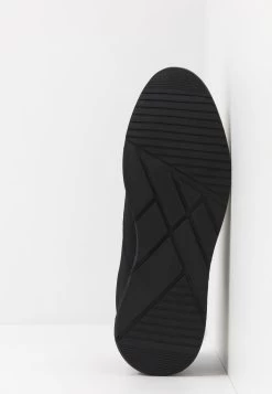 En Remise Pier One UNISEX – Baskets Basses Baskets & Sneakers Rond -Pier One 18f0584f13be4b1598faa1ead8725ea9