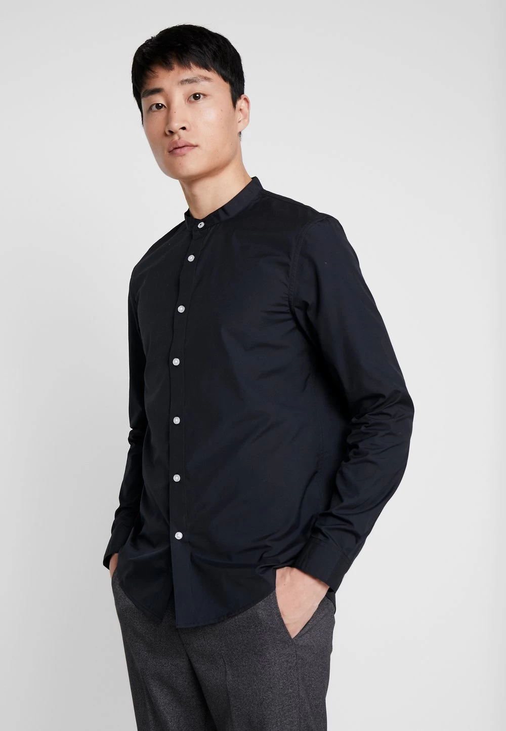 Pier One Produit De Première Qualité 2 PACK – Chemise Chemises Col Mao Homme 2 Pier One Produit De Première Qualité 2 PACK – Chemise Chemises Col Mao Homme – Image 2