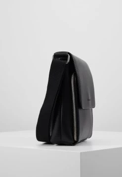 Pier One Sac Bandoulière Promos Sacs Fermoir Aimanté Homme -Pier One 31f79a3e49c140948dedcd6cc64eb1eb