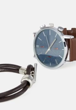 Prix Sacrifiés Pier One SET – Montre Montres Et Bijoux Boucle Ardillon Homme -Pier One 328b9888b2174c7e8e11835c02c3bdbe