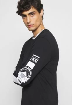 Pier One Prix Gelé T-shirt à Manches Longues T-shirts Col Rond Homme -Pier One 35cae1d4e4114fa685d5115b86d44f7f