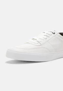 Pier One En Remise UNISEX – Baskets Basses Baskets & Sneakers Rond 11 Pier One En Remise UNISEX – Baskets Basses Baskets & Sneakers Rond -Pier One 385193e89bea4f1b81cea8ac57f28225