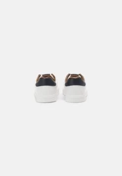 Prix Acceptable Pier One UNISEX – Baskets Basses Baskets & Sneakers Rond 9 Prix Acceptable Pier One UNISEX – Baskets Basses Baskets & Sneakers Rond -Pier One 3f6d49d439f548cab7f577f997c071ec