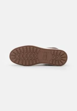 Pier One Baskets Montantes En Promotion Baskets & Sneakers Rond Homme -Pier One 6443ee8b6040456081b13f9f5a1e3b3d