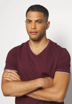 Pier One Prix Allégé T-shirt Basique T-shirts & Polos Col En V Homme -Pier One 67671e08d12343d69cdb83f305fe5212