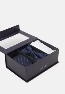 Prix Aimable Pier One SET – Cravate Pochettes De Costume Rayures Homme -Pier One 745c209f19cd49809ccd241555a02bec
