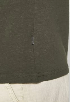 Pier One Prix Gelé T-shirt Basique T-shirts Col Tunisien Homme -Pier One 7f5cffdeebbd4b54a89f7d891dc86fa5