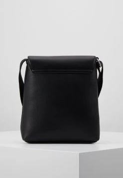 Pier One Sac Bandoulière Promos Sacs Fermoir Aimanté Homme -Pier One 7fc9b8c2009e411c8a0b428916cc63ad