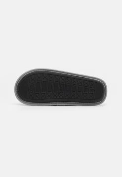 Prix Accessible Pier One Chaussons Rond Homme -Pier One 8950f3a7c1a946c38247e65bd5c20335