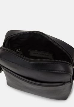 Pier One Sac Bandoulière Prix Préférentiel Sacs Compartiment Pour Téléphone Portable Homme -Pier One 8b4d1060a9ef45dab3fd9d43b2db1339