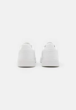 Pier One Rabais UNISEX – Baskets Basses Baskets & Sneakers Rond -Pier One 91906dfa01a145cbbf47a93b3f457a71