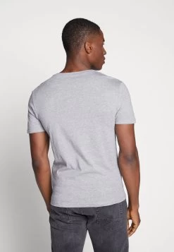 Pier One Prix Équitable 3 PACK – T-shirt Basique T-shirts Col En V Homme 11 Pier One Prix Équitable 3 PACK – T-shirt Basique T-shirts Col En V Homme -Pier One b3e2272097fd45d28e31884f564c0681