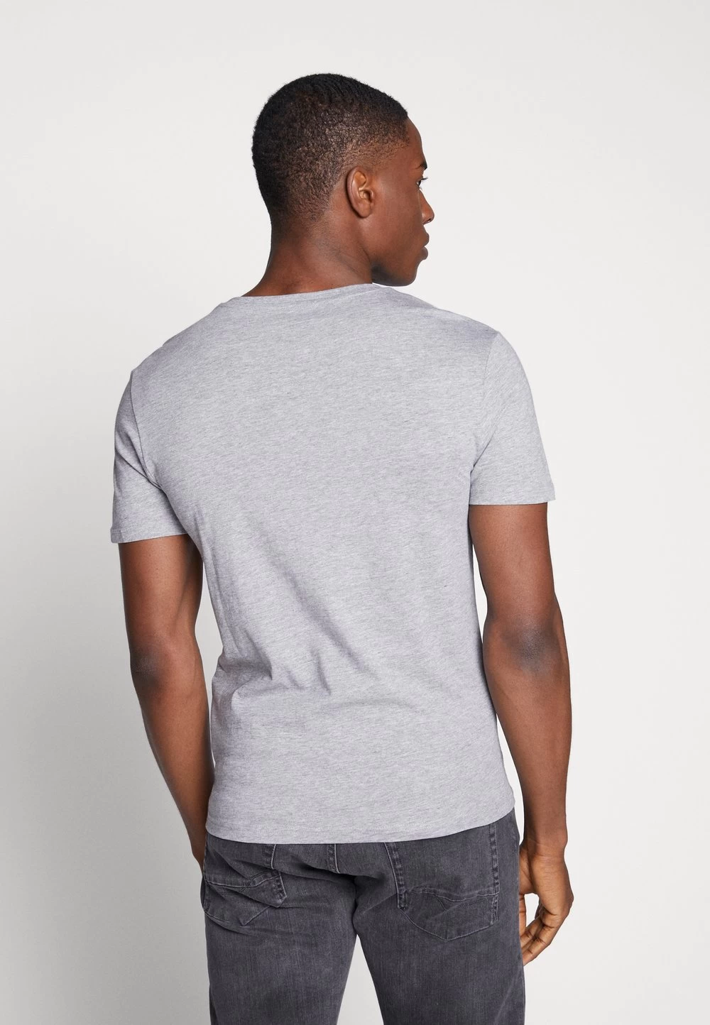 Pier One Prix Équitable 3 PACK – T-shirt Basique T-shirts Col En V Homme 4 Pier One Prix Équitable 3 PACK – T-shirt Basique T-shirts Col En V Homme – Image 4