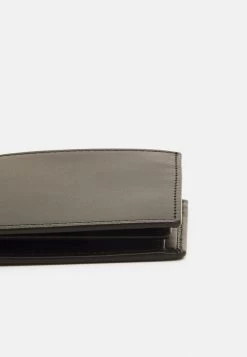 Assurance De L’Authenticité Pier One Portefeuille Petite Maroquinerie Compartiment à Monnaie Homme 9 Assurance De L’Authenticité Pier One Portefeuille Petite Maroquinerie Compartiment à Monnaie Homme -Pier One c4208777e4774ab9934594e35b9c7d74