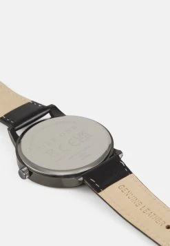 Pier One Prix Exclusifs Montre Montres Et Bijoux Boucle Ardillon Homme -Pier One caf2f3bc9f574c1e8d32bb8651c30a1c