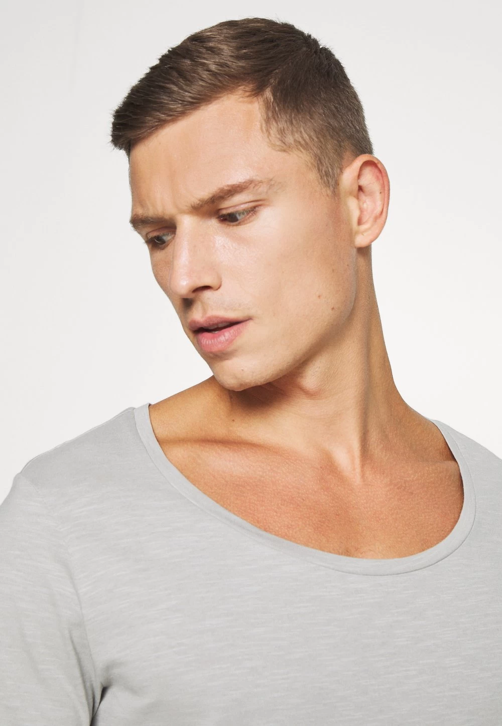 Pier One T-shirt Basique Assurance De L’Authenticité T-shirts Encolure Large Ronde Homme 4 Pier One T-shirt Basique Assurance De L’Authenticité T-shirts Encolure Large Ronde Homme – Image 4