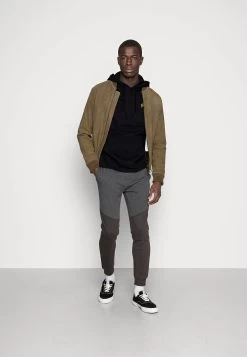 Pier One -Pier One efce3d940b954a1783bc39f1240a1099